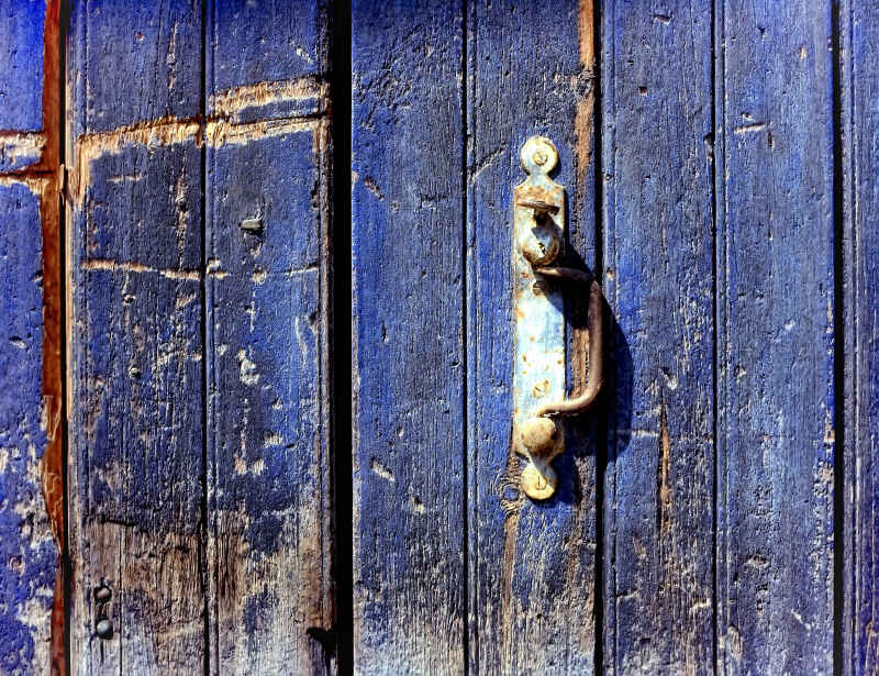 Door handle on barn door, Écluse de Portiragnes, Canal du Midi, Languedoc, France